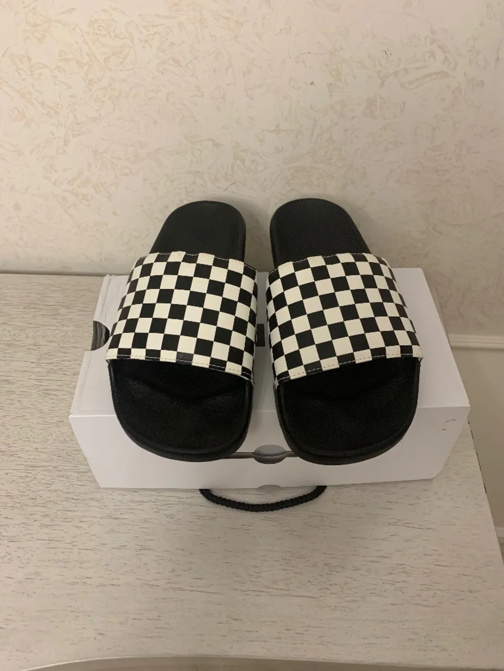 NWOT Men’s black and white checker-board Vans sandalias, size 11